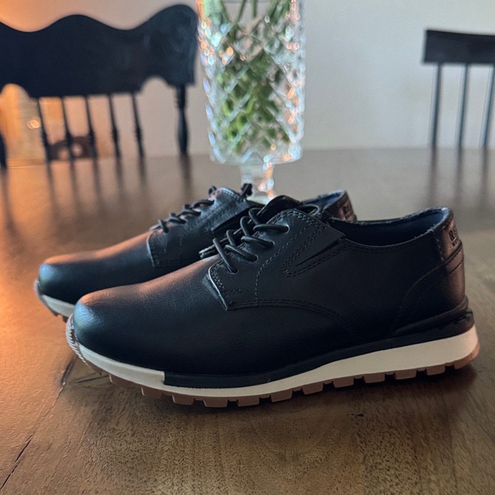 Boys Black Casual Bungee Lace-Up Shoes - Sleek Comfort
